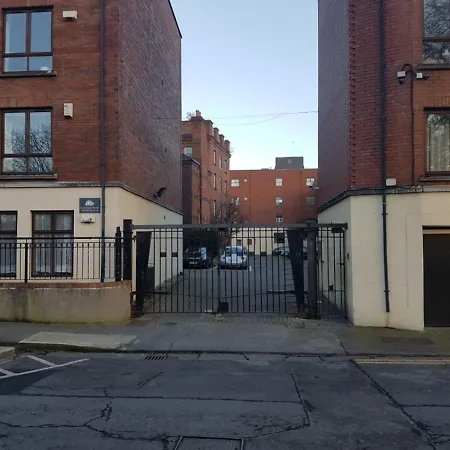 3 Bedroom Riverside Duplex Sleeps 6 *