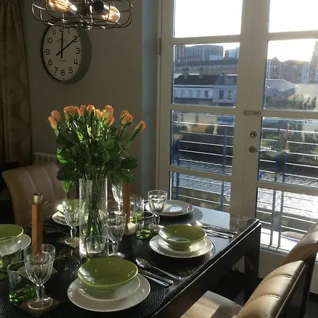 شقة 3 Bedroom Riverside Duplex Sleeps 6