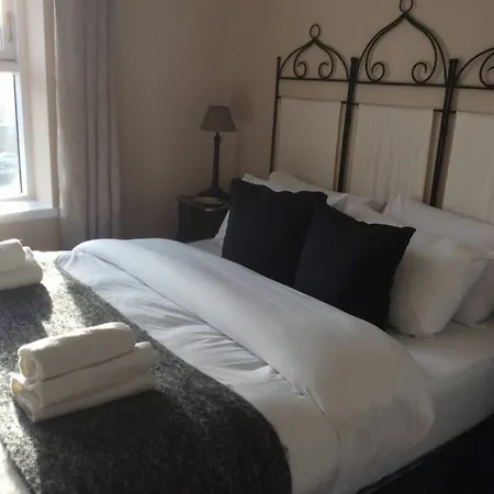 Apartment 3 Bedroom Riverside Duplex Sleeps 6