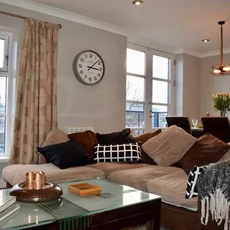 3 Bedroom Riverside Duplex Sleeps 6 دبلن