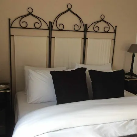 3 Bedroom Riverside Duplex Sleeps 6 *